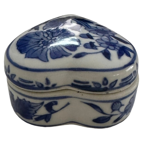 Heart Box Blue White Enameled Jewelry Box Floral Hand-painted Porcelain Lid Box - Picture 6 of 7